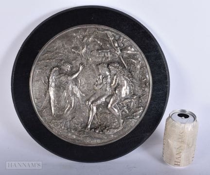 一件维多利亚时期的镀银的金属浮雕饰板，仿埃尔金顿公司（Elkington &amp; Co.）风格，