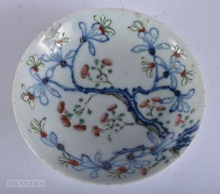 Eine chinesische „Famille Rose“-Porzellanschale mi