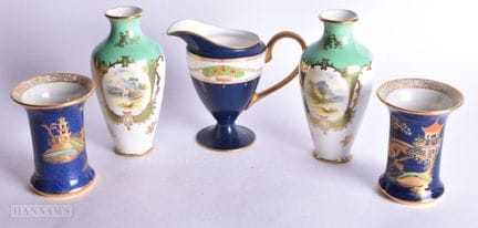 Une paire de vases « Carltonware » ornés de scènes