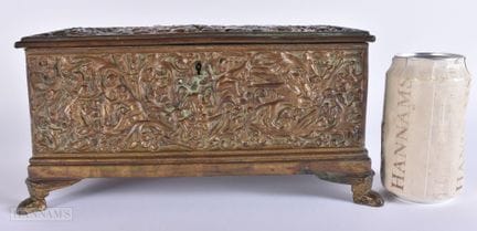 Un gran cofre de bronce del siglo XIX, de estilo n