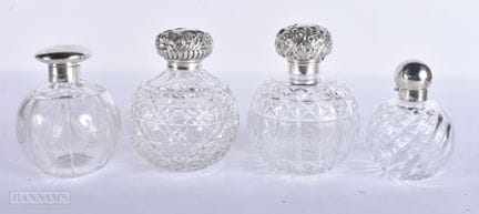 VIER ANTIKE PARFÜMFLASCHEN AUS GLAS MIT SILBERFASS