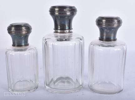 DREI GROSSE ANTIKE GLAS-DUFTFLASCHEN MIT SILBERFAS