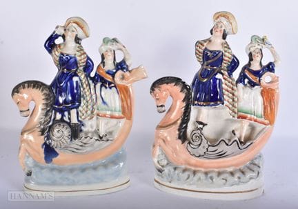 EIN AUSSERGEWÖHNLICHES PAAR STAFFORDSHIRE-KERAMIKF