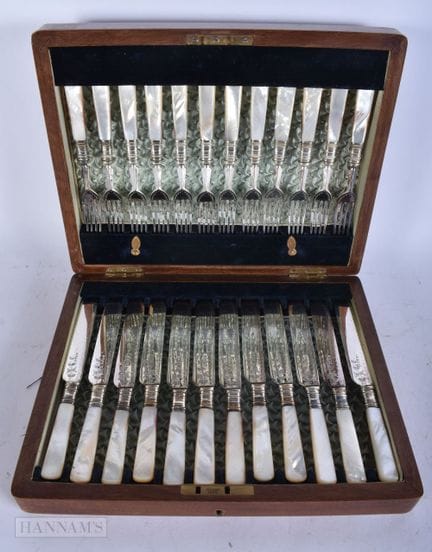 A BOXED SET OF ANTIQUE SILVER PLATED MOTHER OF PEA