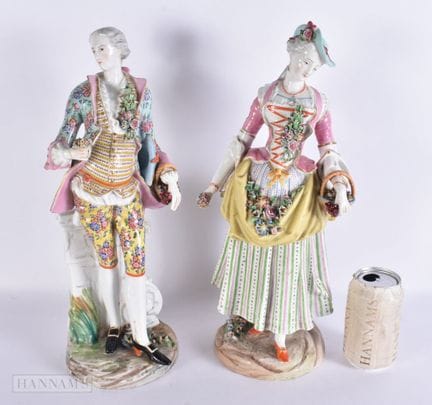 UN GRAN PAR DE FIGURAS DE PORCELANA DE DRESDE DE F