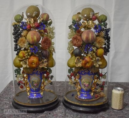 UNE GRANDE PAIRE DE VITRINES À FRUITS EN PORCELAIN