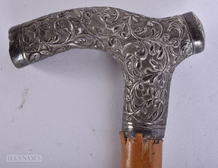 Ein viktorianischer Spazierstock mit Silbergriff. 