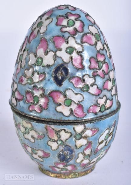 EINE EIERBOX MIT CLOISONNÉ-VERZIERUNG UND DECKEL. 