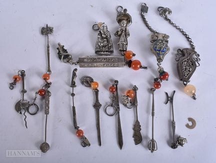 VERSCHIEDENE CHINESISCHE SILBER- UND WEISSMETALLAR
