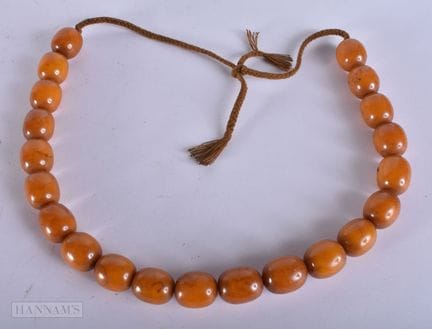 UN COLLIER TIBÉTAIN. 70 cm de long, chaque perle m