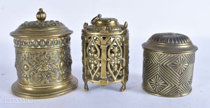 TRES CAJAS ANTIGUAS DE METAL DORADO PARA CUERDAS, 