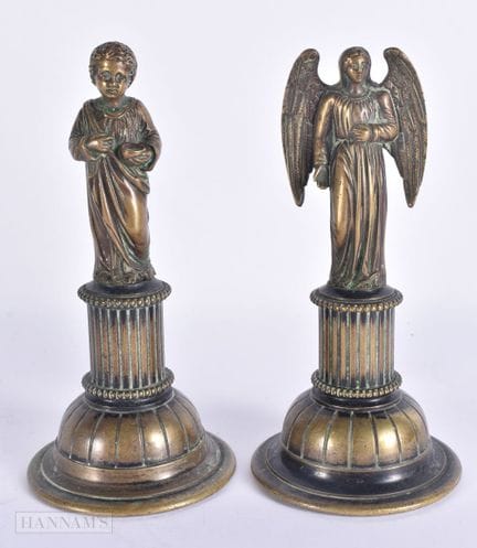 UN PAR DE FIGURAS ECLESIÁSTICAS DE BRONCE CON PEDE