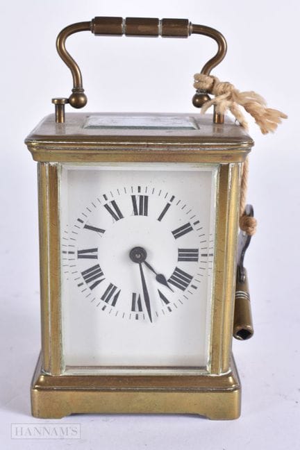 Un pequeño reloj de carruaje francés antiguo de la