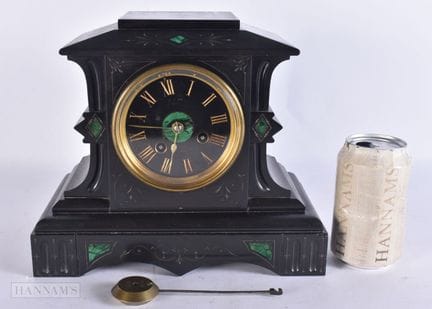 Reloj de sobremesa victoriano de mármol con incrus