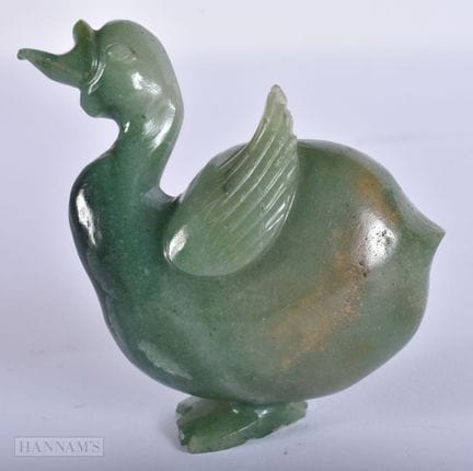 Eine chinesische, geschnitzte Jadeit-Figur eines V