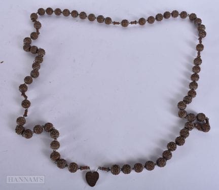 UN COLLIER DE GROSSIERS ANCIEN. Longueur : 174 cm.