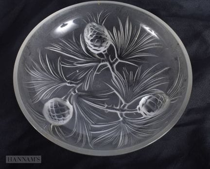 EINE KLEINE FRANZÖSISCHE GLASSCHALE. 16 cm breit.