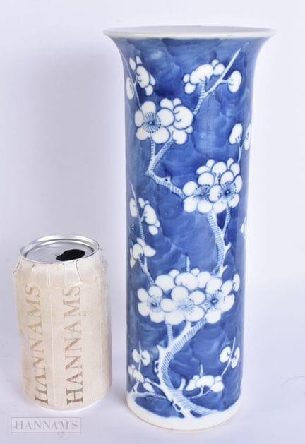 一件大型19世纪中国青花瓷花瓶，底部有康熙年款。高25.5厘米。