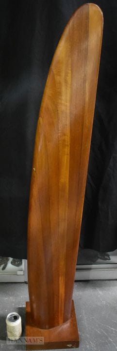 EIN GROSSER PROPELLER VON ENGLISCHER HERKUNFT, DER
