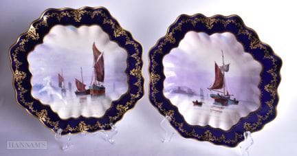 Jolie paire d'assiettes lobées « Royal Crown Derby