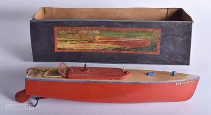 Ein HORNBY-Modellboot. 30 cm breit.