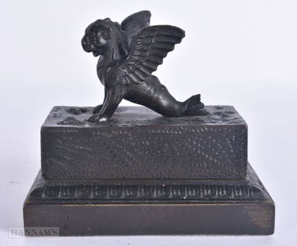 Tintero de bronce del siglo XVIII, de diseño renac