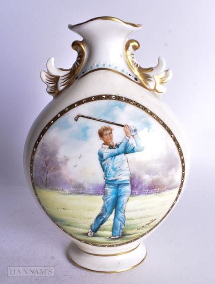 Eine Vase von Minton mit Golfmotiv, von W.R. Tipto