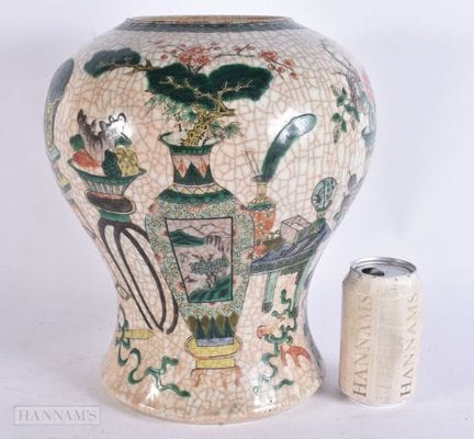 一件19世纪大型中国青花瓷栏杆式花瓶，清代。32厘米×24厘米。