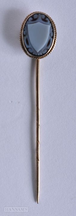 Eine Krawattennadel aus 9-Karat-Gold mit Kamee aus