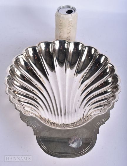 Eine große, silberfarbene Muschel von CHRISTOFLE a