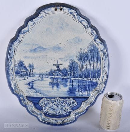 Eine große antike Keramiktafel im Delfter Blau-Wei