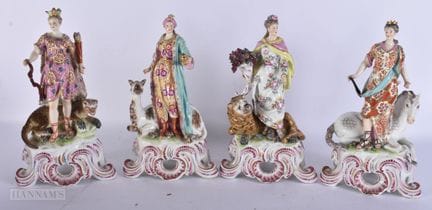 ENSEMBLE DE QUATRE FIGURINES DE CONTINENTS EN PORC