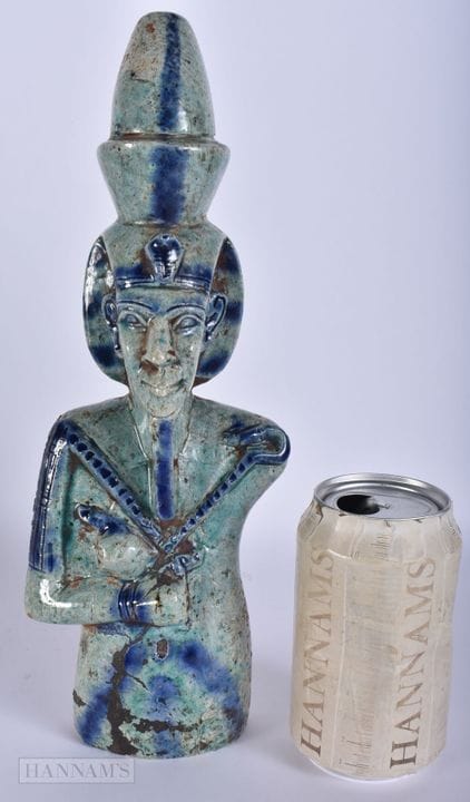EINE ÄGYPTISCHE FAIENCE-KERAMIKFIGUR EINES PHARAOS