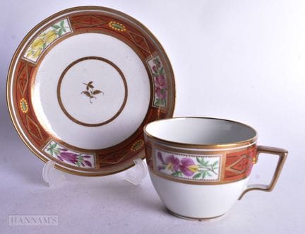 Coalport-Tasse und Untertasse, bemalt mit Blumenmo