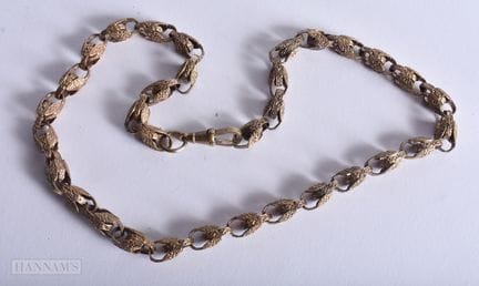 EINE GELBE METALLKETTE. 94 Gramm. 64 cm lang.