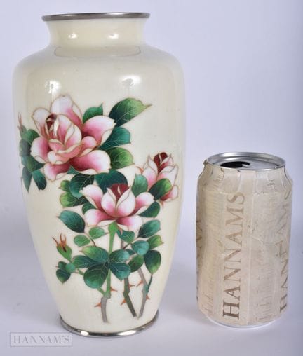 Eine japanische Cloisonné-Emaille-Vase aus der Tai