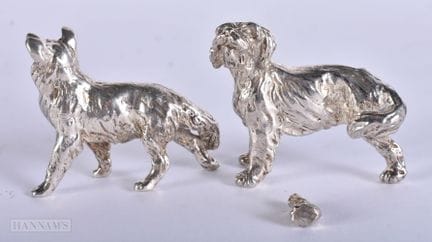 EIN PAAR SILBERFARBENE HUNDE. 4 cm breit.