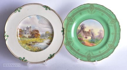 Ein Teller von Royal Crown Derby mit einer von WEJ