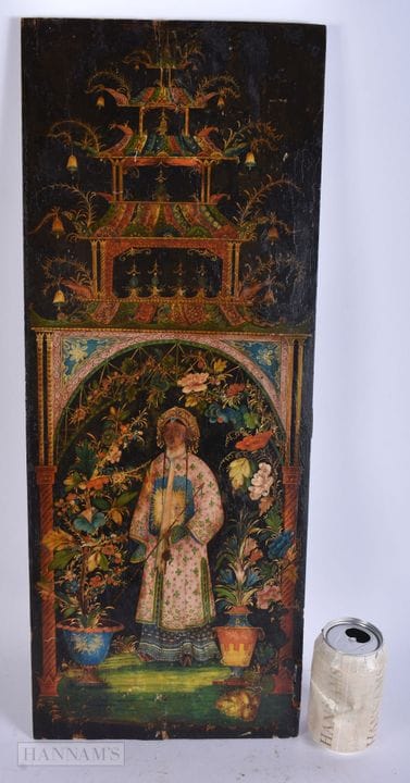 一件精美的19世纪早期英国“中国风”乡村宅邸壁板，画中描绘了一位身着华丽长袍的女子置身于室内场景之中