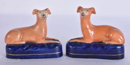 EIN PAAR HUNDEFIGUREN AUS STAFFORDSHIRE-KERAMIK AU