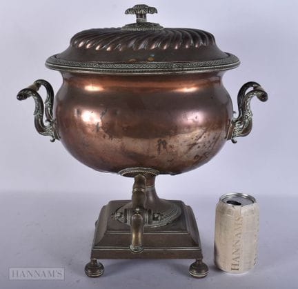 EIN ANTIKER SAMOWAR AUS KUPFER. 40 cm x 35 cm.