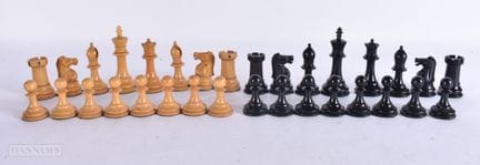 UN JUEGO DE AJEDREZ DE BOJ Y ÉBANO. El más grande 