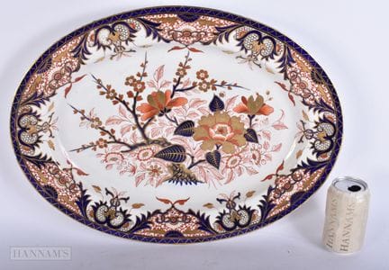 一件非常大的19世纪早期德比伊万里瓷餐盘，饰有花卉图案。52厘米×38厘米。