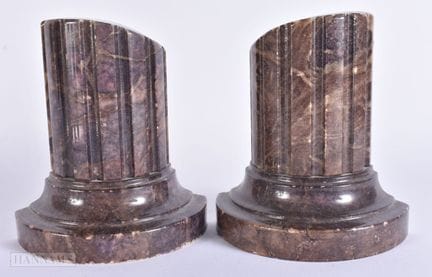 EIN PAAR ART-DECO-BUCHSTÜTZEN IM GRAND-TOUR-DESIGN