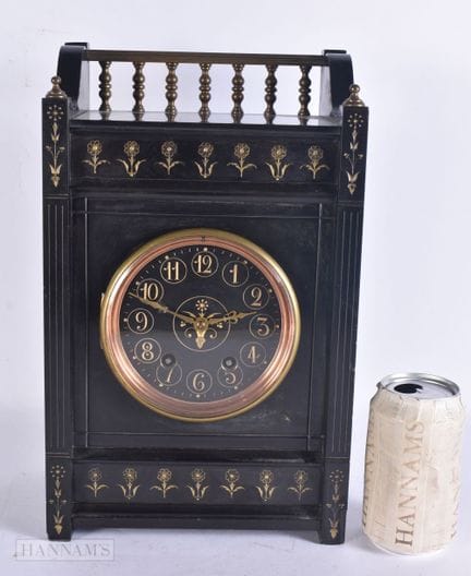 Un gran reloj de sobremesa de mármol negro del mov
