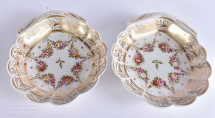 UN PAR DE PLATOS INGLESES DE PORCELANA CON FORMA D