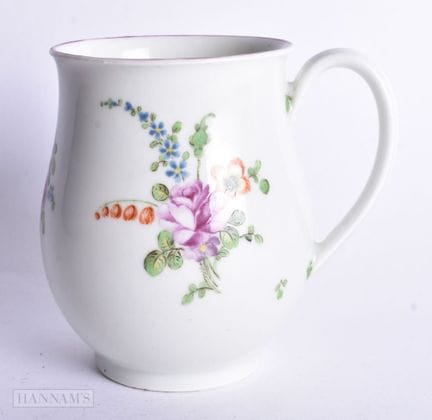 Worcester-Becher, bemalt mit kleinen Blumenzweigen
