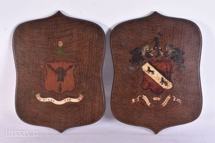 UN PAR DE PLACAS HERÁLDICAS PINTADAS CON ESCUDOS D
