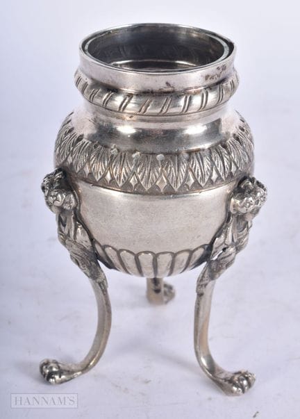 AN ANTIQUE CONTINENTAL SILVER AMPHORA. Silver 139 