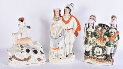 TRES FIGURAS VICTORIANAS DE STAFFORDSHIRE. La más 